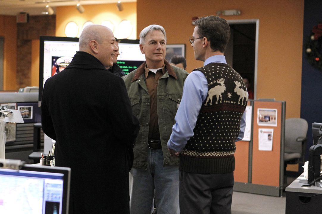Gibbs (Mark Harmon, M.) und sein Team scheinen einer Verschwörung auf die Spur gekommen zu sein, während Palmer (Brian Dietzen, r.) nähere Bekann... - Bildquelle: CBS Television