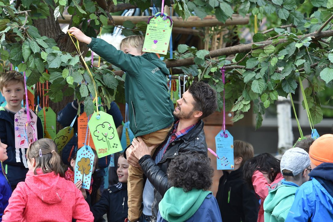 Schöne, traurige, lustige oder auch spannende Wünsche für ihre Liebsten hängen die Kinder an den Wunschbaum, mit dem Thore Schölermann (r.) an Deuts... - Bildquelle: Andre Kowalski SAT.1