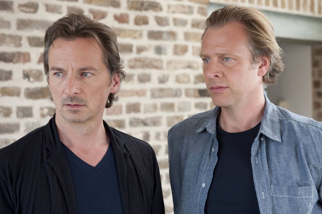 Eine Frau und zwei Männer (Christoph Grunert, r., David C. Bunners, l.). Für Mick steht sofort fest, dass einer der beiden der Täter sein muss. A... - Bildquelle: SAT.1