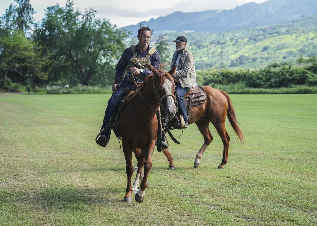 Steve McGarrett (Alex O'Loughlin, l.); Joe White (Terry O'Quinn, r.) - Bildquelle: Karen Neal 2018 CBS Broadcasting, Inc. All Rights Reserved./ Karen Neal