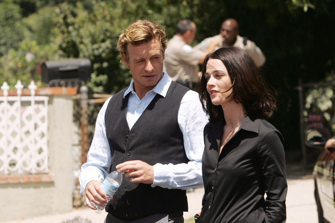 Nachdem die Leiche einer jungen, rothaarigen Frau im Napa Valley gefunden wurde, machen sich Teresa Lisbon (Robin Tunney, r.) und Patrick Jane (Simo... - Bildquelle: Warner Bros. Television