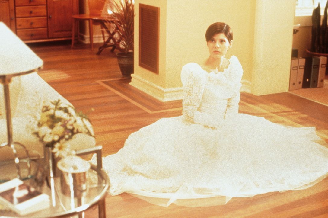 Ausgerechnet bei der Anprobe ihres Brautkleides erhält Faith (Marisa Tomei) einen schicksalhaften Anruf ... - Bildquelle: Columbia TriStar