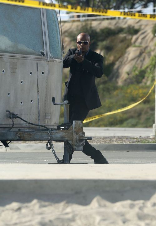 Als Riggs von Killern verfolgt wird und Morddrohungen erhält, sind Murtaugh (Damon Wayans) und das gesamte Police Department in höchster Alarmbereit... - Bildquelle: Warner Brothers