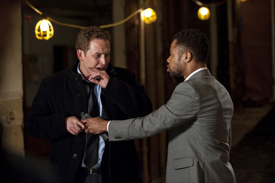 Kann Allan (Cole Hauser, l.) den Killer Jonas Arbor (Cuba Gooding Jr.) noch aufhalten? - Bildquelle: 2011 Sony Pictures Worldwide Acquisitions Inc. All Rights Reserved