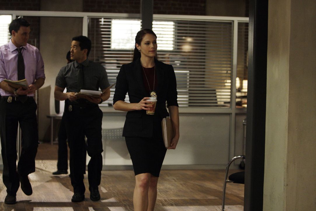 Grace (Amanda Righetti, r.) hat einen neuen Lover, der nicht nur ihr Leben verändert, sondern auch das ihrer Kollegen Wayne (Owain Yeoman, l.), Ken... - Bildquelle: Warner Bros. Television