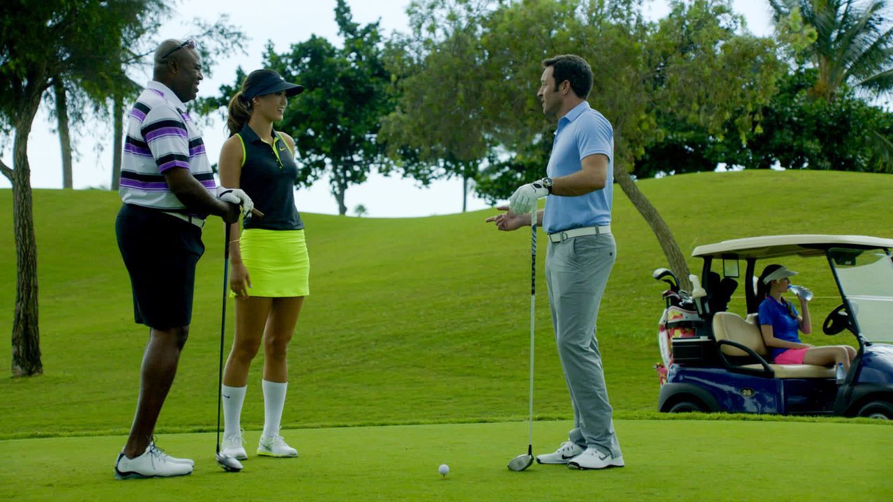 Lou (Chi McBride, l.) und Steve (Alex O'Loughlin, 2.v.r.) nehmen an einem Golf-Turnier für einen guten Zweck teil. Um sich dort nicht zu blamieren,... - Bildquelle: 2014 CBS Broadcasting Inc. All Rights Reserved.