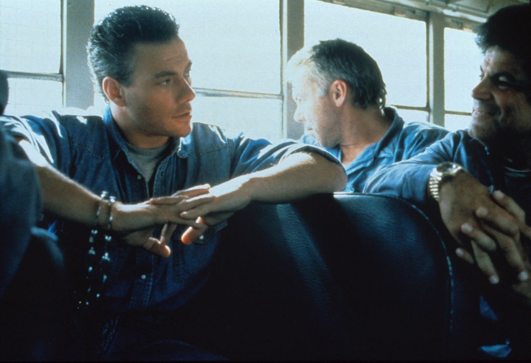 Während eines Gefängnistransports, plant Sam Gillen (Jean-Claude van Damme, r.) seine Flucht ... - Bildquelle: Columbia Pictures Corporation