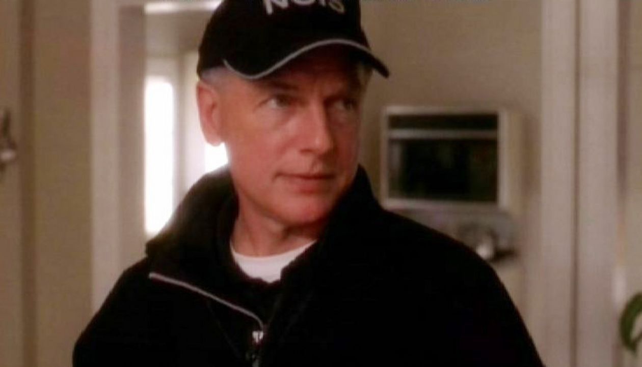 Gibbs (Mark Harmon) im Haus von Lara Hill, die dort tot aufgefunden wurde. - Bildquelle: CBS Television