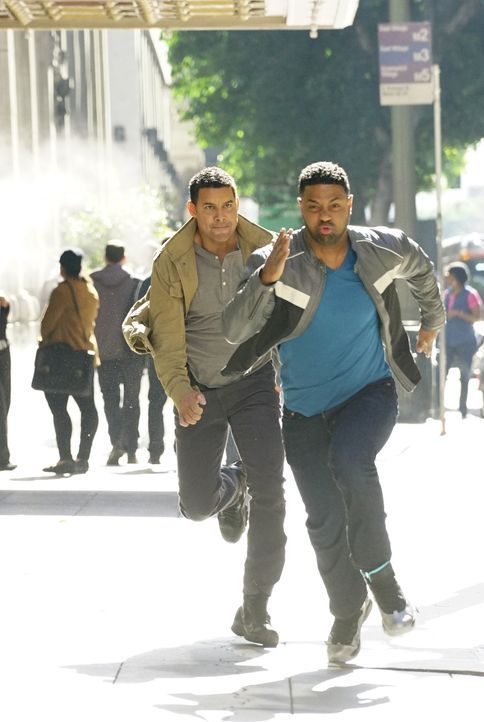 Hat Esposito (Jon Huertas, l.) mit Bolt (Roshawn Franklin, r.) wirklich den Täter gefunden? - Bildquelle: Richard Cartwright ABC Studios