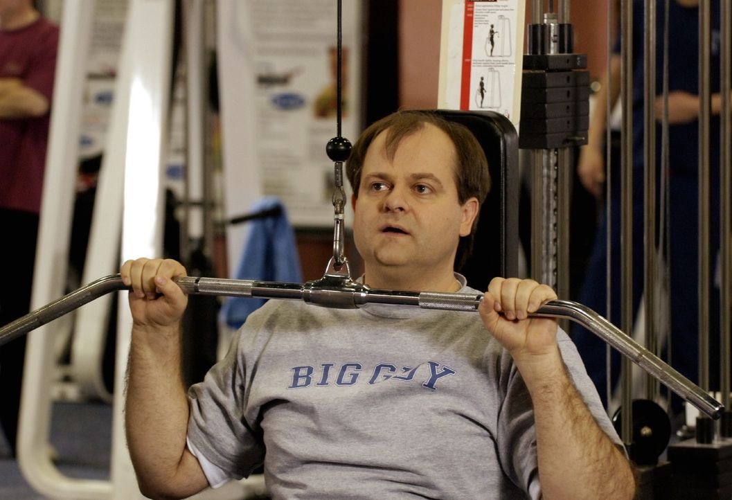 "Sportskanone" Markus (Markus Majowski) quält sich im Fitness-Studio - Bildquelle: Sat.1