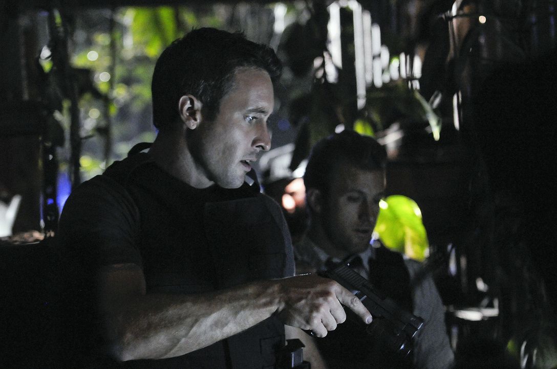 Auf der Spur eines Serienkillers: Steve (Alex O'Loughlin, l.) und Danny (Scott Caan, r.) ... - Bildquelle: TM &   2010 CBS Studios Inc. All Rights Reserved.