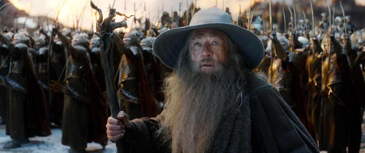 Gandalf (Ian McKellen) ahnt bereits, dass ein grauenvoller Krieg mit der dunklen Armee bevorsteht, doch werden die Elben ihm wirklich Glauben schenk... - Bildquelle: 2014 Warner Bros. Entertainment Inc. and Metro-Goldwyn-Mayer Pictures Inc.