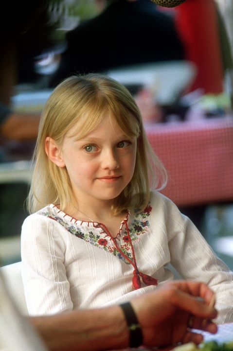 Ahnt nicht, dass ihr Vater ein gefährliches Spiel spielt: die kleine, süße Pita (Dakota Fanning) ... - Bildquelle: 2004 Epsilon Motion Pictures