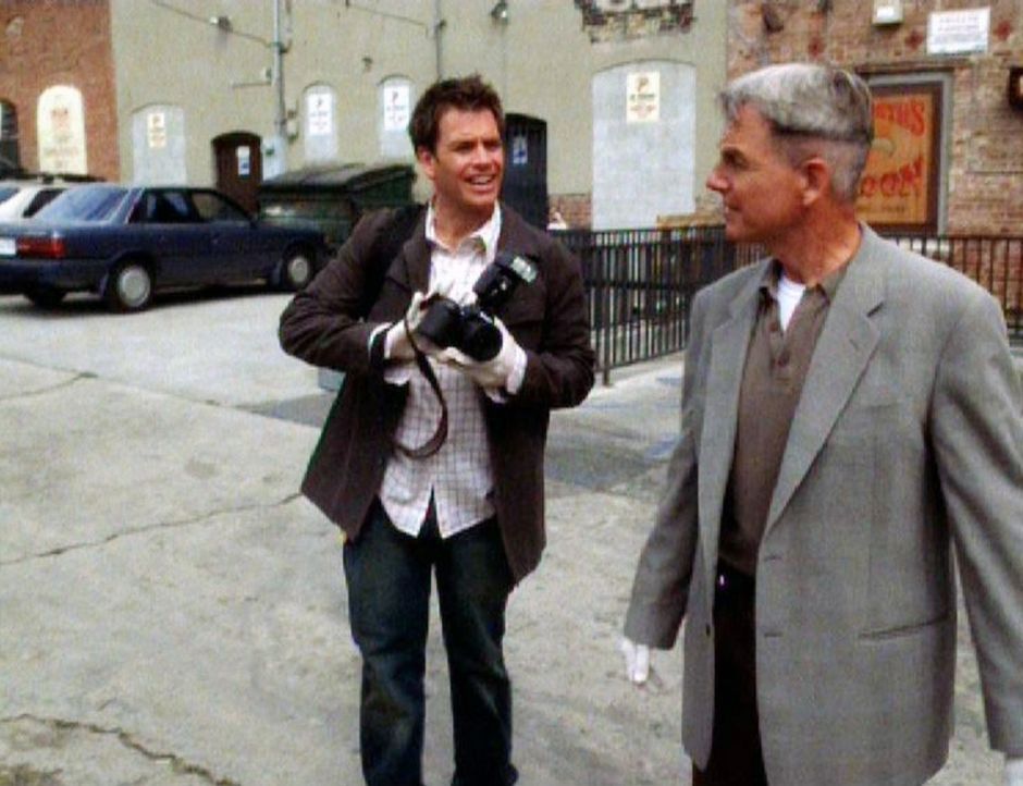 Nachdem Sergeant Bill Atlas verschwunden ist, beginnen Special Agent Gibbs (Mark Harmon, r.) und sein Kollege Anthony DiNozzo (Michael Weatherly, l.... - Bildquelle: CBS Television