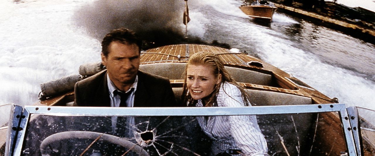 Zusammen mit Elsa (Alison Doody, r.) versucht Indy (Harrison Ford, l.), per Schnellboot vor den schwer bewaffneten Männern zu fliehen. Doch die las... - Bildquelle: Paramount Pictures