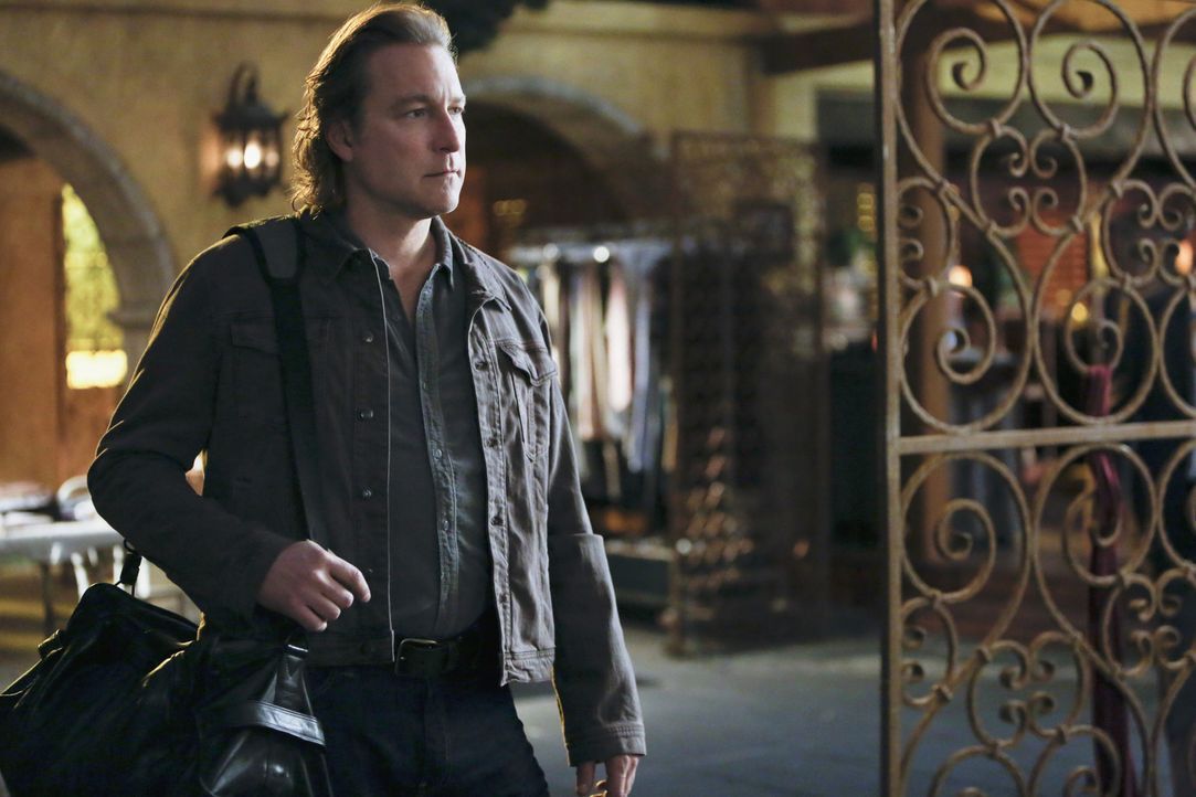 Während der Ermittlungen zu einem neuen Fall taucht plötzlich Paris' ehemaliger Partner Roy (John Corbett) auf. Doch warum nur? - Bildquelle: CBS Studios Inc. All Rights Reserved.