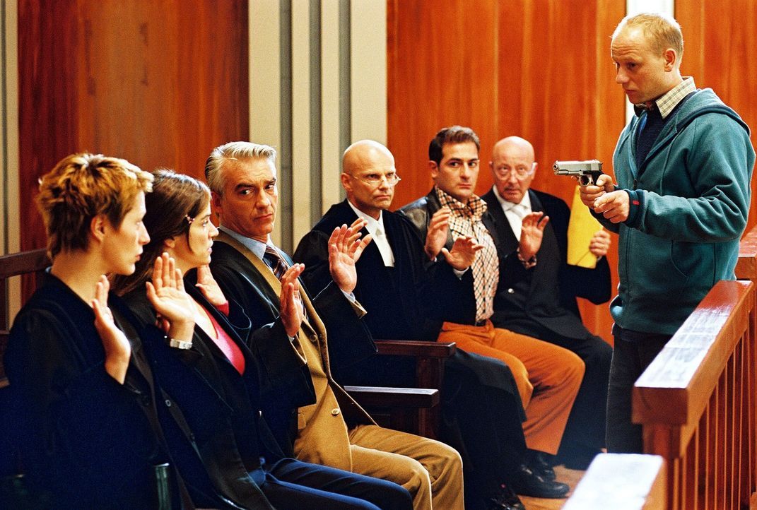 Tumult im Gerichtssaal: Mit einer Pistole hält Stefan Pelzer (Bernd-Michael Lade, r.) Patricia (Barbara Demmer, l.), Sandra (Rebecca Immanuel, 2.v.... - Bildquelle: Hardy Spitz Sat.1