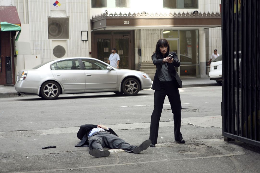 Sind im Focus des Täters: Emily Prentiss (Paget Brewster, r.) und Detective Cooper (Erik Palladino, l.) ... - Bildquelle: Touchstone Television