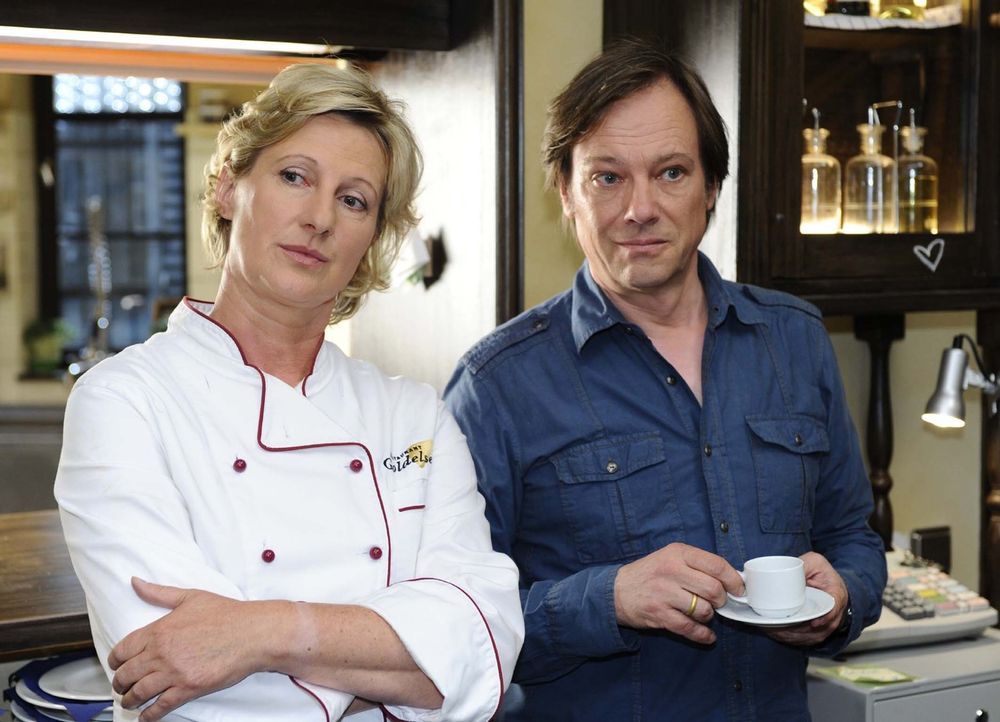 Armin (Rainer Will, r.) begreift schnell, dass der Hausfrieden mit Susanne (Heike Jonca, l.) noch nicht hergestellt ist ... - Bildquelle: Sat.1