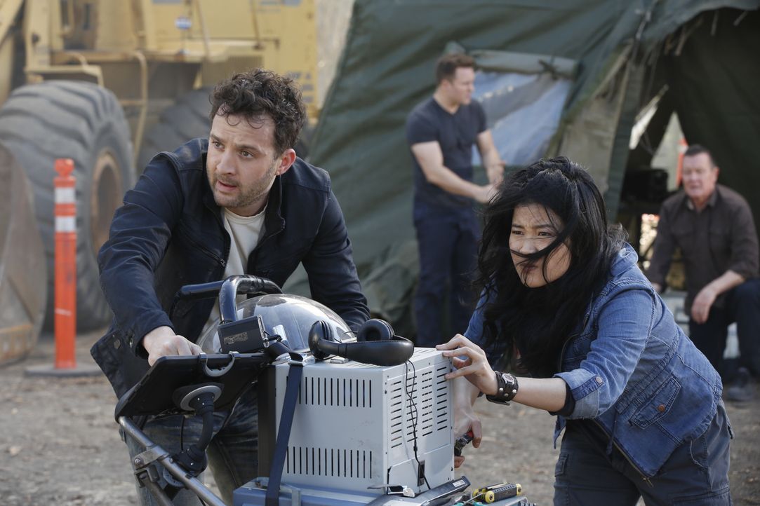 Nach 45 Jahren wird in Vietnam ein Hinweis auf den Verbleib einer ganzen US-Army Truppe gefunden, doch Toby (Eddie Kaye Thomas, l.), Happy (Jadyn Wo... - Bildquelle: Monty Brinton 2016 CBS Broadcasting, Inc. All Rights Reserved.