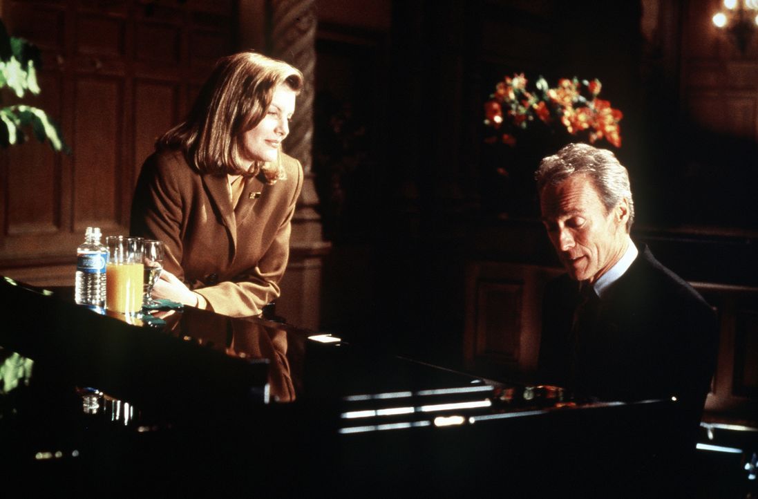 Die attraktive Sicherheitsbeamtin Lilly Raines (Rene Russo, l.) ist von ihrem Kollegen Frank Horrigan (Clint Eastwood, r.) sehr angetan. Doch Frank... - Bildquelle: Columbia Pictures