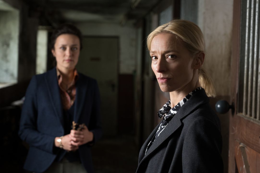 Emily Gerber (Tinka Fürst, l.); Julia Durant (Sandra Borgmann, r.) - Bildquelle: Christian Lüdeke SAT.1 / Christian Lüdeke