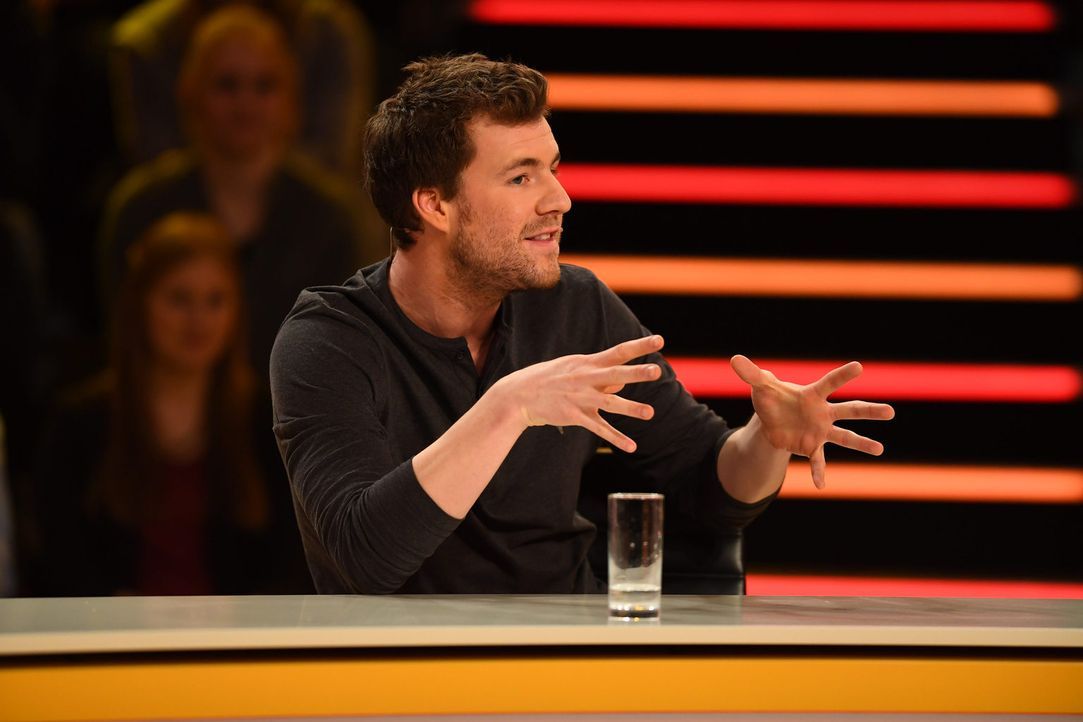 Liegt er mit seiner Theorie richtig? Luke Mockridge ... - Bildquelle: Willi Weber SAT.1