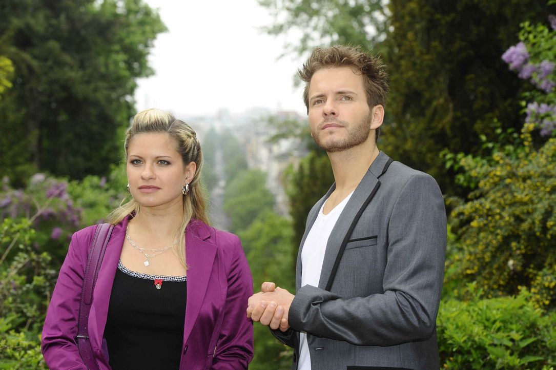Enrique (Jacob Weigert, r.) macht Mia (Josephine Schmidt, l.) einen Heiratsantrag. - Bildquelle: SAT.1