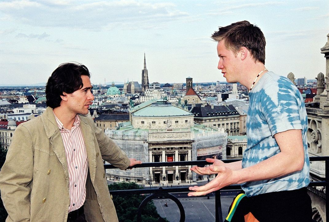 Marc (Alexander Pschill, l.) befragt Piet (Nikolaus Benda, r.) über die Freeclimber-Szene in Wien. - Bildquelle: Sat.1