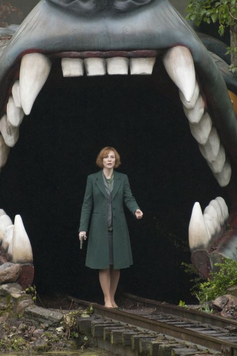 "Und der Haifisch, der hat Zähne", doch CIA-Agentin Marissa Wiegler (Cate Blanchett) verfügt über einige Killer und etliche Waffenarsenale, die sie... - Bildquelle: 2011 Focus Features LLC. All Rights Reserved.