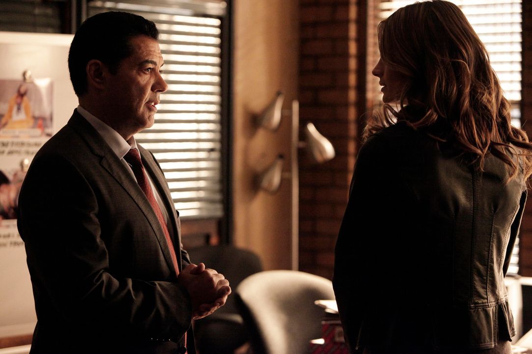 Müssen einen Drogenring hochgehen lassen: Beckett (Stana Katic, r.) und Captain Fowler (Carlos Gomez, l.) ... - Bildquelle: 2013 American Broadcasting Companies, Inc. All rights reserved.