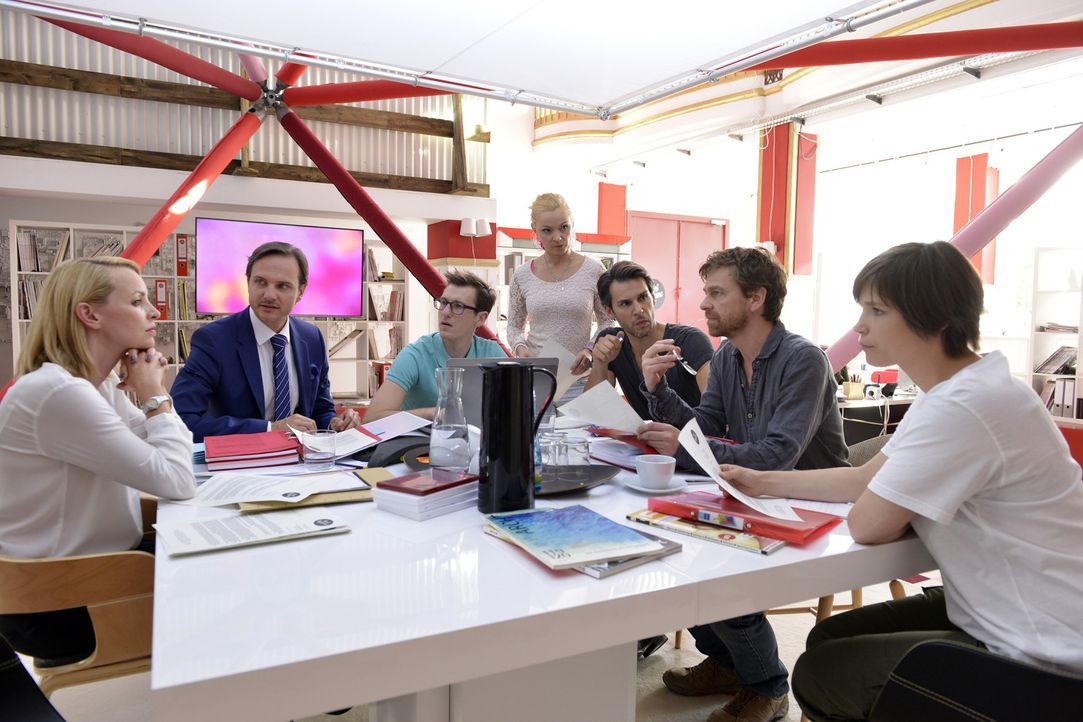 Mila löst in der Redaktion bei (v.l.n.r.) Theresa (Simone Hanselmann), Uwe (Tino Lindenberg), Nils (Dennis Schigiol), Nadine (Sarah Schindler), Nick... - Bildquelle: Oliver Ziebe SAT.1