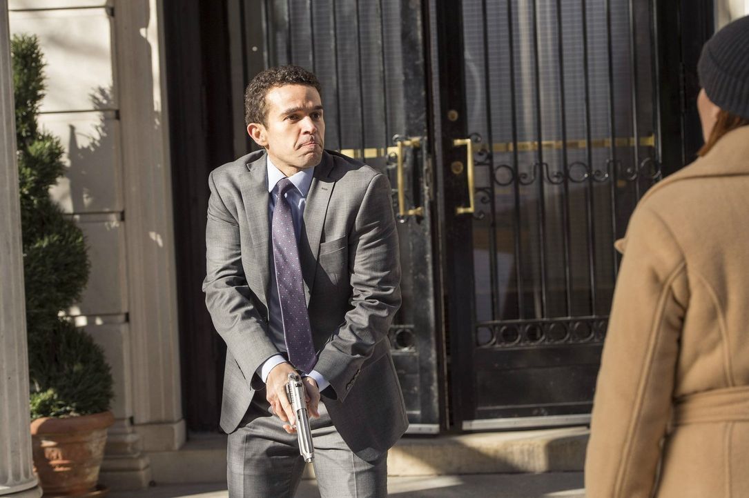 Was hat Marco Da Silva (Rey Lucas, l.) mit dem Mord an der Brasilianerin Viviana Costa zu tun. Laura (Debra Messing, r.) und ihr Team versuchen, die... - Bildquelle: Warner Bros. Entertainment, Inc.