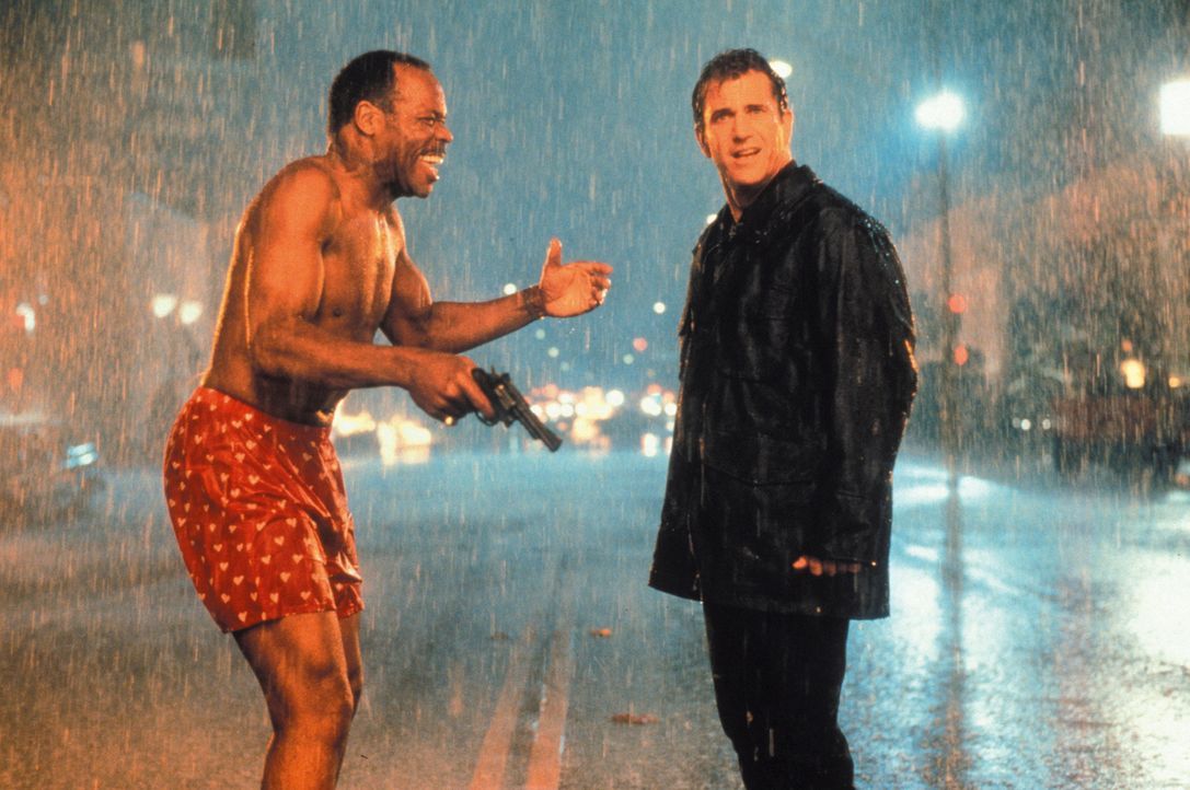 Ein neuer Fall wartet auf Roger Murtaugh (Danny Glover, l.) und Martin Riggs (Mel Gibson, r.). - Bildquelle: Warner Bros. Pictures