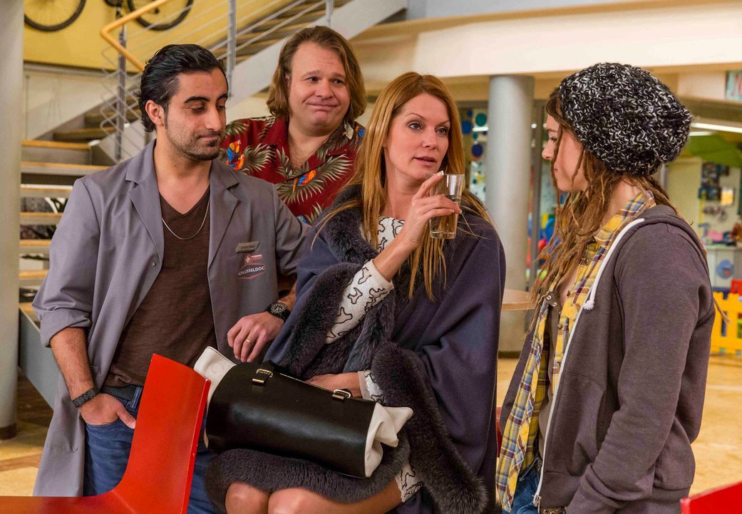 Lydia Tretschock (Esther Schweins, 2.v.r.) weiß, wie sie Nils (Oliver Fleischer, 2.v.l.), Orkan (Orhan Müstak, l.) und Hashtag (Anjorka Strechel, r.... - Bildquelle: Frank Dicks SAT.1