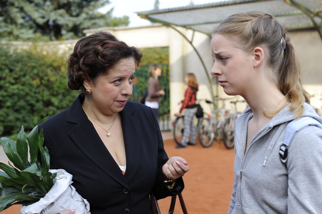 Während Bea alles versucht, Ben ihre Gefühle zu verheimlichen, findet Ingrid (Franziska Traub, l.) die traurige Lara (Amelie Plaas Link, r.) ... - Bildquelle: SAT.1
