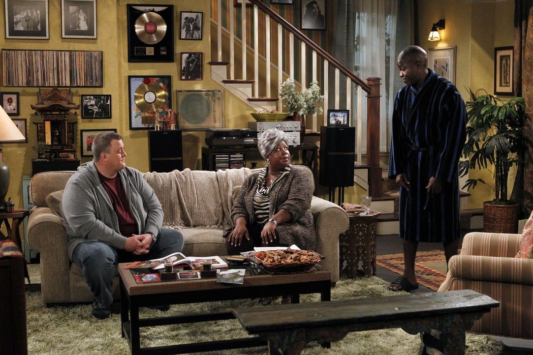 Mike (Billy Gardell, l.) und Molly haben das komplette Wochenende miteinander verbracht und können sich kaum voneinander losreißen. Carls (Reno Wi... - Bildquelle: Warner Bros. Television