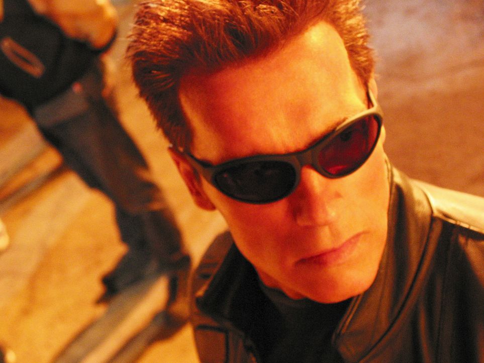 Die Menschheit ist am Rande der Ausrottung. Verzweifelt versucht T-800 (Arnold Schwarzenegger) dies zu verhindern ... - Bildquelle: 2004 Sony Pictures Television International. All Rights Reserved.