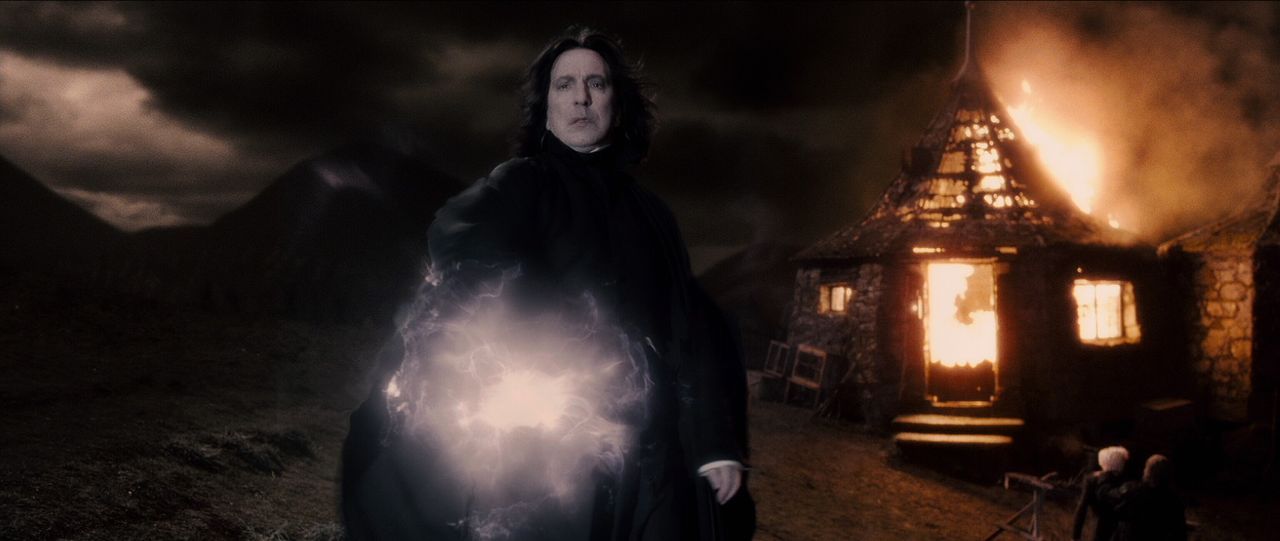 Erst viel zu spät kommt Harry hinter Snapes (Alan Rickman) Verschwörungspläne ... - Bildquelle: Warner Brothers