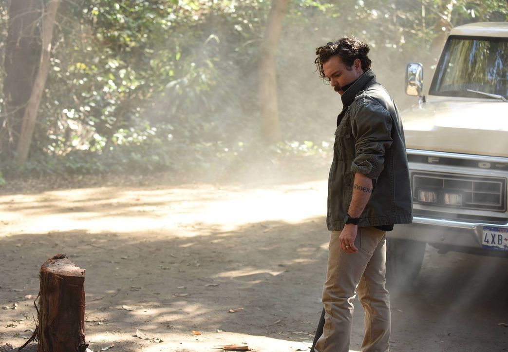 Riggs (Clayne Crawford) befreit den eiskalten Killer Gideon Lyons in einer mehr als riskanten Aktion aus dem Polizeigewahrsam und versteckt ihn in s... - Bildquelle: 2016 Warner Brothers