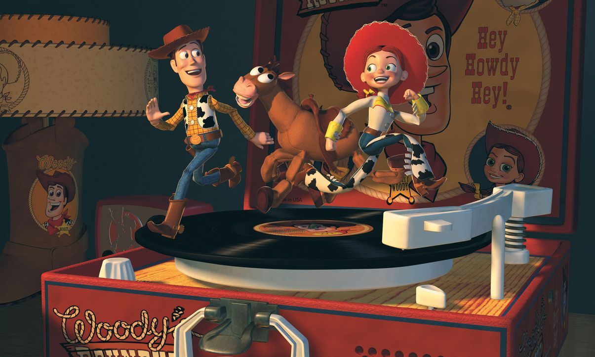Seine neuen Freunde, das Cowgirl Jessie, l. und der Goldgräber Stinky Pete, erklären Woody, r., dass sie einst zusammengehörten und sogar eine eigen... - Bildquelle: Buena Vista International Television