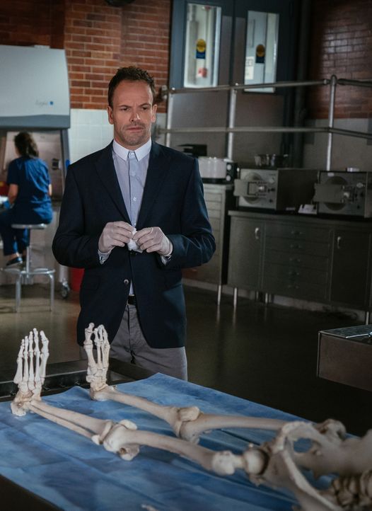 Eine genaue Untersuchung des Skeletts bringt Sherlock (Jonny Lee Miller) zu der Erkenntnis, dass das Mordopfer höchstwahrscheinlich erwürgt worden i... - Bildquelle: Michael Parmelee 2015 CBS Broadcasting Inc. All Rights Reserved.