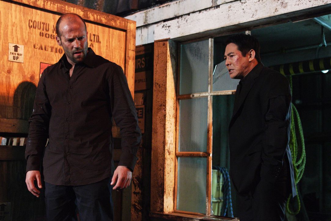 In einem dunklen Lagerhaus am Hafen entbrennt ein Kampf auf Leben und Tod zwischen Rogue (Jet Li, r.) und Jack Crawford (Jason Statham, l.) ... - Bildquelle: Constantin Film