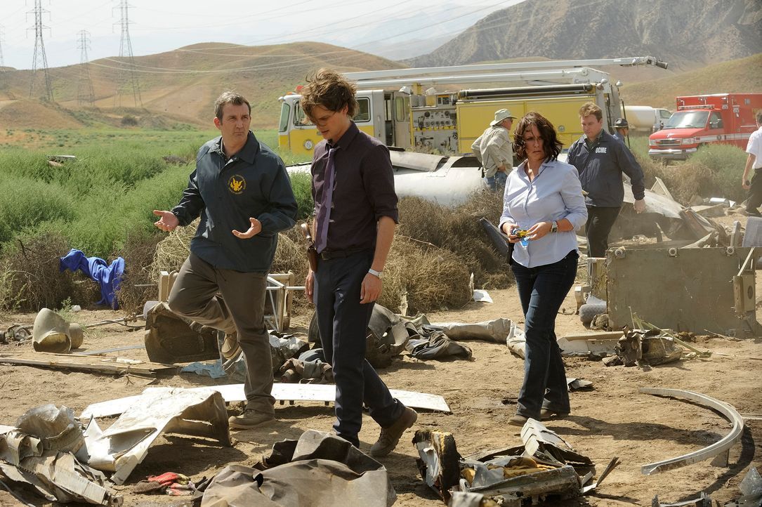 Bei den Ermittlungen mit Reid (Matthew Gray Gubler, M.) in einem neuen Fall, wird Kate (Jennifer Love Hewitt, r.) an eine ähnliche Tragödie in der e... - Bildquelle: Colleen Hayes ABC Studios