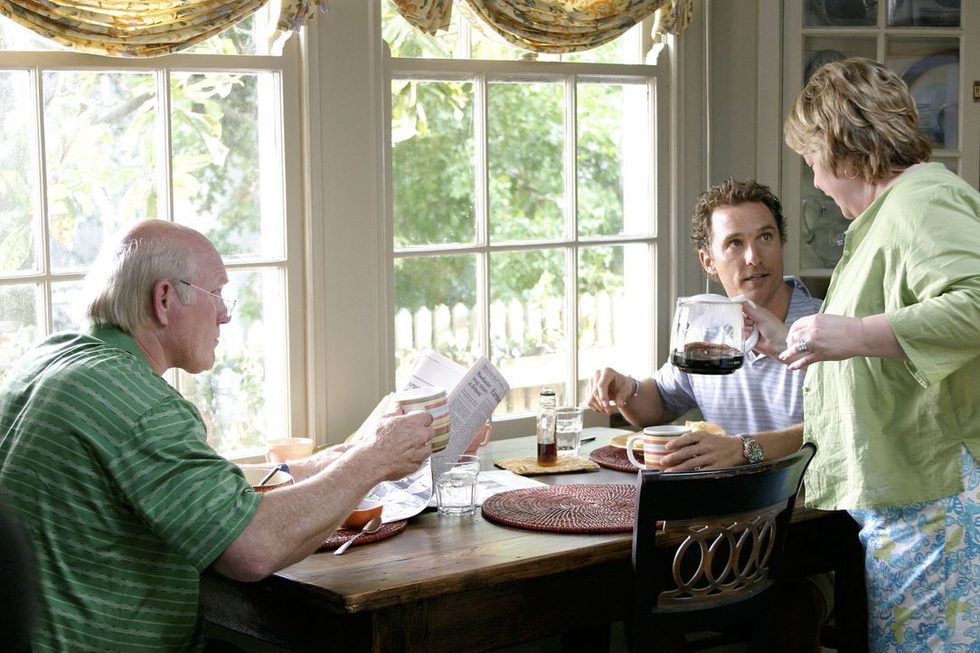 Tripp (Matthew McConaughey, M.) liebt das Leben im Haus seiner Eltern und hat es deshalb mit 35 Jahren noch nicht geschafft, das elterliche Nest zu... - Bildquelle: TM &   Paramount Pictures. All Rights Reserved.