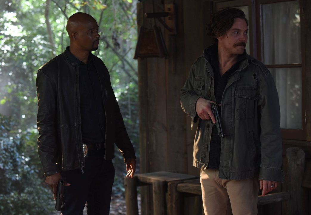 Riggs (Clayne Crawford, r.) macht eine schockierende Entdeckung bezüglich Mirandas Tod, die ihn auf der Suche nach Antworten zurück zum Kartell führ... - Bildquelle: 2016 Warner Brothers