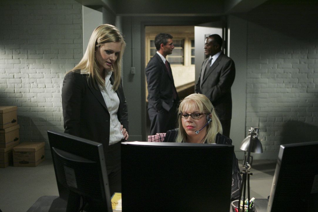 Penelope Garcia (Kirsten Vangsness, vorne r.) und J.J. (A.J. Cook, vorne l.) stehen vor einem Rätsel ... - Bildquelle: Touchstone Television