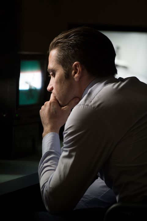 Steht vor einem schier unlösbaren Rätsel: Detective Loki (Jake Gyllenhaal) hat zwei verschwundene Kinder, aber weit und breit ist kein Verdächtiger... - Bildquelle: TOBIS FILM. ALL RIGHTS RESERVED
