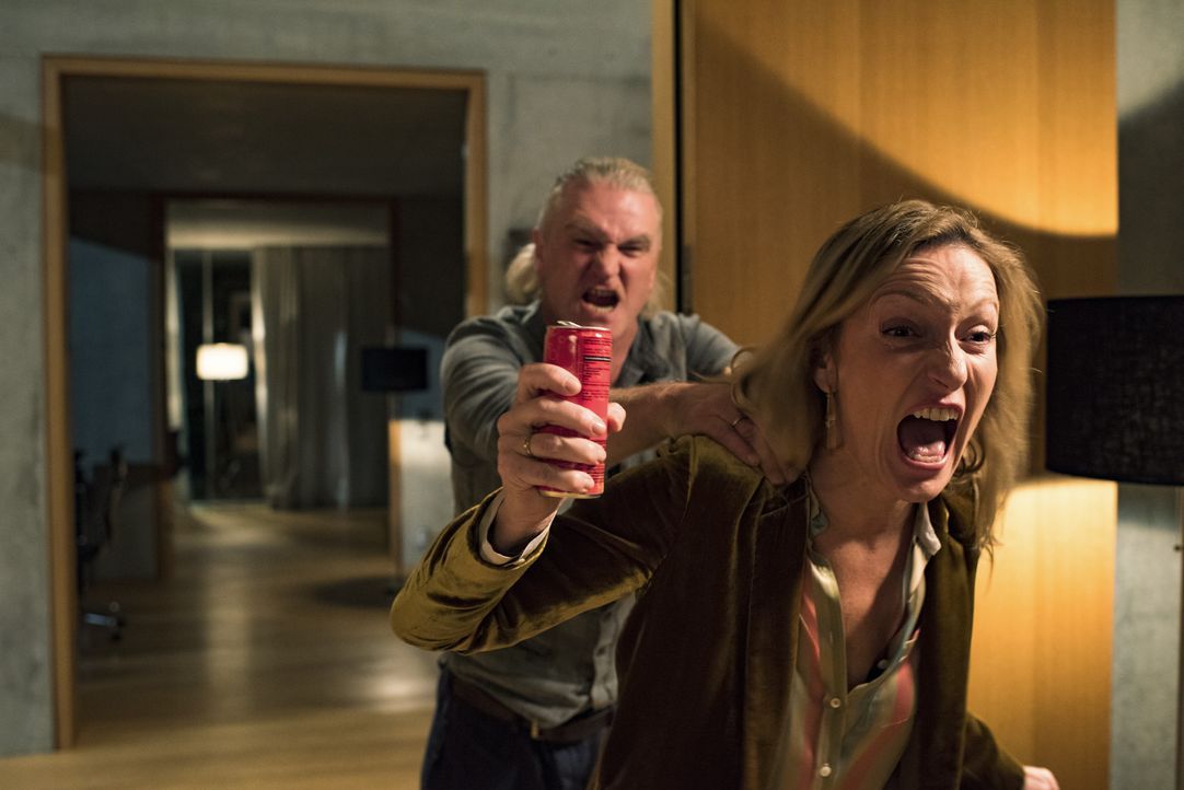 Holger (Detlev Buck, l.); Miriam (Monika Gruber, r.) - Bildquelle: 2017 Constantin Film Verleih GmbH