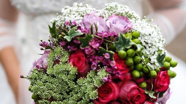 Efeu und Beeren verleihen dem Bouquet einen natürlichen Touch. Besonders im W...